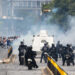 Integrantes de la Policía Nacional Bolivariana (PNB) y la Guardia Nacional Bolivariana (GNB) enfrentan a manifestantes opositores este lunes, durante una protesta contra de los resultados de las elecciones presidenciales, en Caracas. Foto:  Ronald Peña R/EFE.