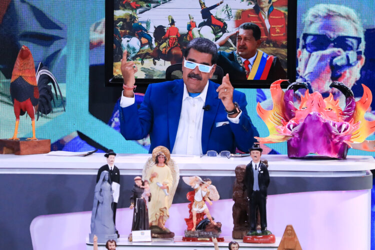Maduro durante la transmisión de su programa semanal de televisión "Con Maduro +". Foto: PALACIO MIRAFLORES/EFE.