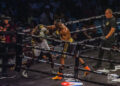 El cubano Arlen López golpea a su oponente, durante una velada de boxeo profesional en La Habana. Foto: Otmaro Rodríguez / Archivo.