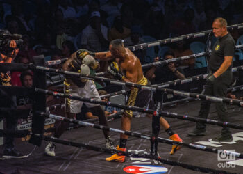 El cubano Arlen López golpea a su oponente, durante una velada de boxeo profesional en La Habana. Foto: Otmaro Rodríguez / Archivo.