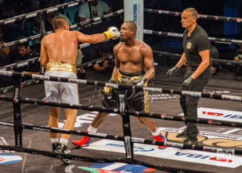 Julio César La Cruz (der) enfrenta al uzbeco Madiyar Saydrakhimov, en un combate profesional de la división de 92 kg, en La Habana. Foto: Otmaro Rodríguez / Archivo.