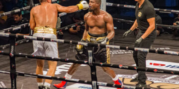Julio César La Cruz (der) enfrenta al uzbeco Madiyar Saydrakhimov, en un combate profesional de la división de 92 kg, en La Habana. Foto: Otmaro Rodríguez / Archivo.