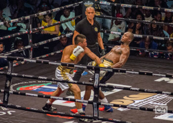 Julio César La Cruz (der) enfrenta al uzbeco Madiyar Saydrakhimov, en un combate profesional de la división de 92 kg, en La Habana. Foto: Otmaro Rodríguez / Archivo.