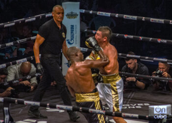 Julio César La Cruz (izq) enfrenta al uzbeco Madiyar Saydrakhimov, en un combate profesional de la división de 92 kg, en La Habana. Foto: Otmaro Rodríguez / Archivo.