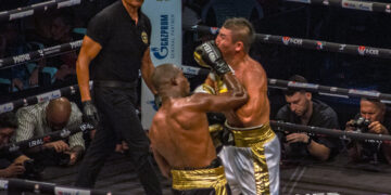 Julio César La Cruz (izq) enfrenta al uzbeco Madiyar Saydrakhimov, en un combate profesional de la división de 92 kg, en La Habana. Foto: Otmaro Rodríguez / Archivo.