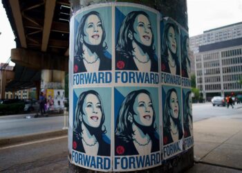 Afiches de Kamala Harris en la ciudad de Chicago, sede de la Convención Nacional Demócrata. Foto: EFE.