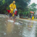 Un hombre se traslada en bicicleta en La Habana durante las lluvias de la tormenta Debby. Foto: Otmaro Rodríguez.