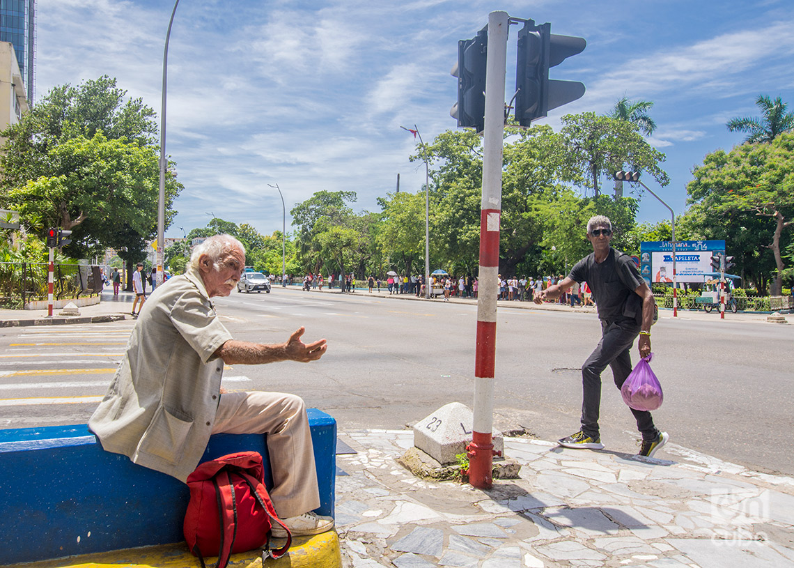 Un anciano pide dinero en el Vedado, municipio Plaza de la Revolución. Foto: Otmaro Rodríguez.