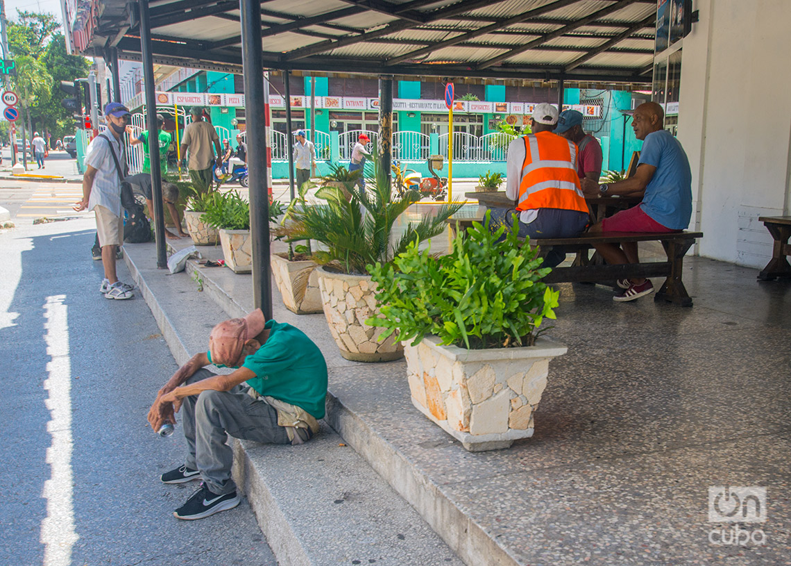 Anciano en malas condiciones y otras personas en el Vedado, en el municipio Plaza de la Revolución. Foto: Otmaro Rodríguez.