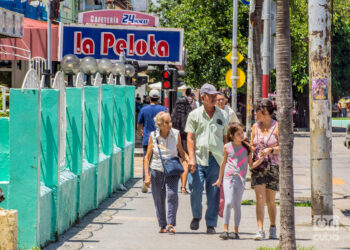 Familia por una calle de La Habana. Foto: Otmaro Rodríguez.