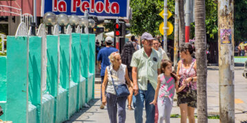 Familia por una calle de La Habana. Foto: Otmaro Rodríguez.
