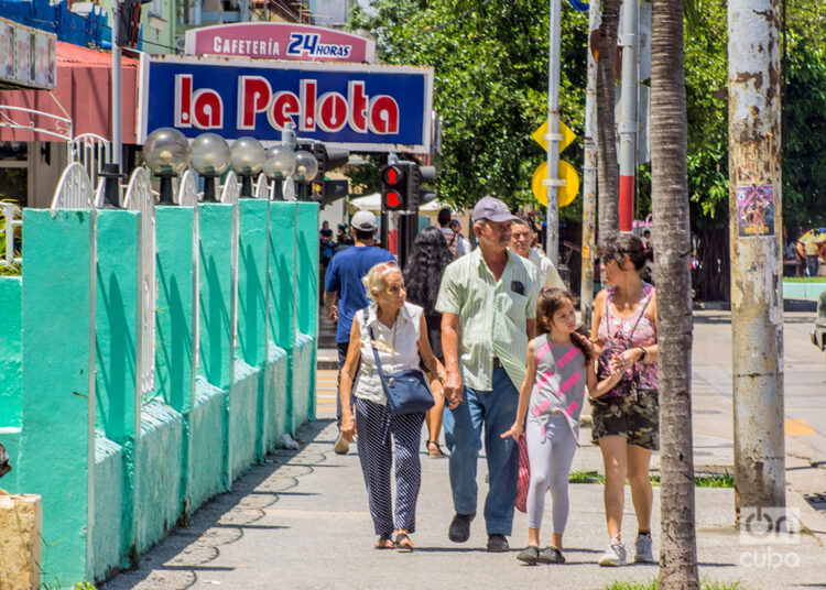 Familia por una calle de La Habana. Foto: Otmaro Rodríguez.