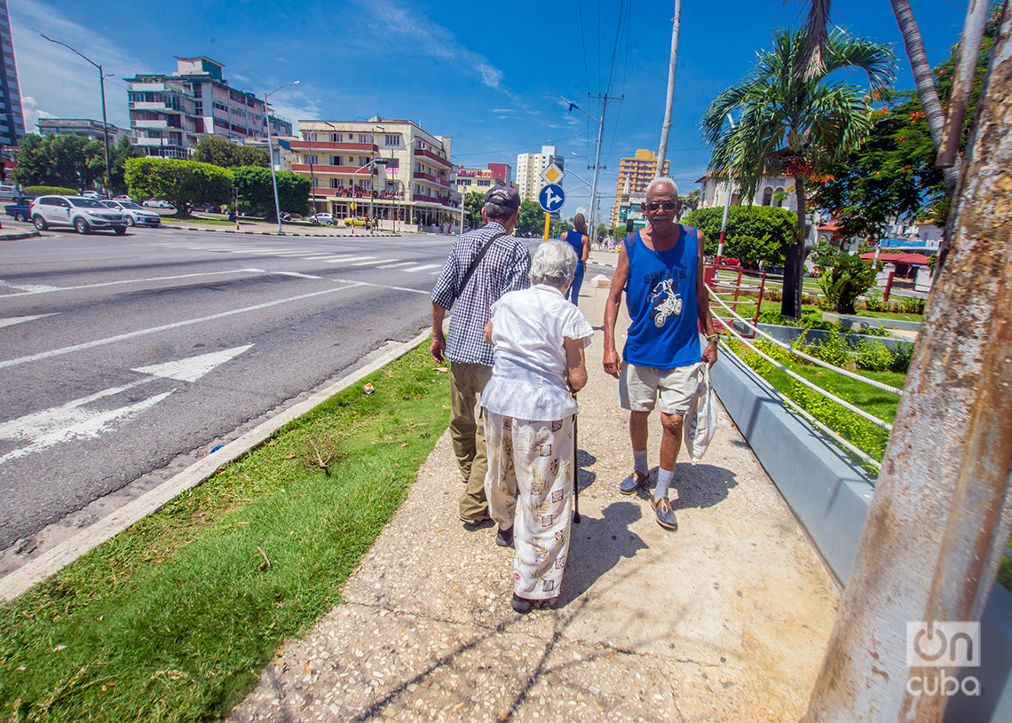 Ancianos en el Vedado, en el municipio Plaza de la Revolución. Foto: Otmaro Rodríguez