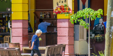 Una anciana en el Vedado, en el municipio Plaza de la Revolución. Foto: Otmaro Rodríguez.