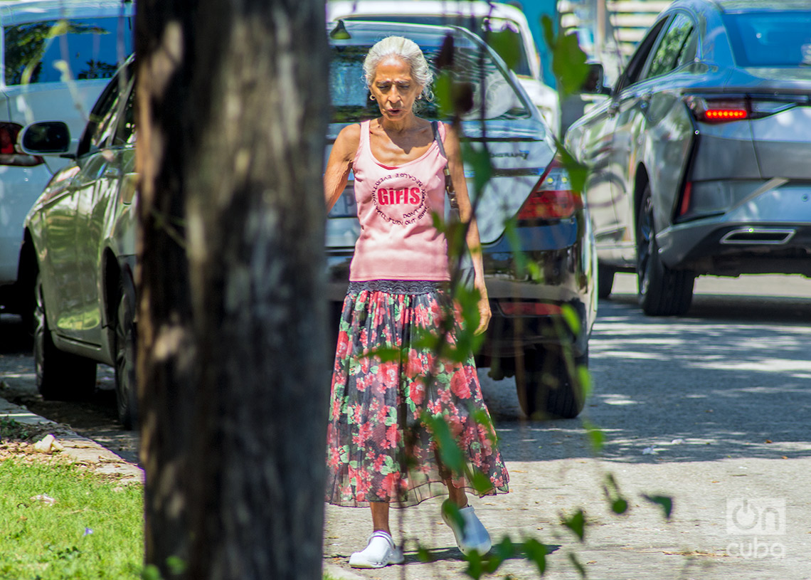 Una anciana en el Vedado, en el municipio Plaza de la Revolución. Foto: Otmaro Rodríguez.