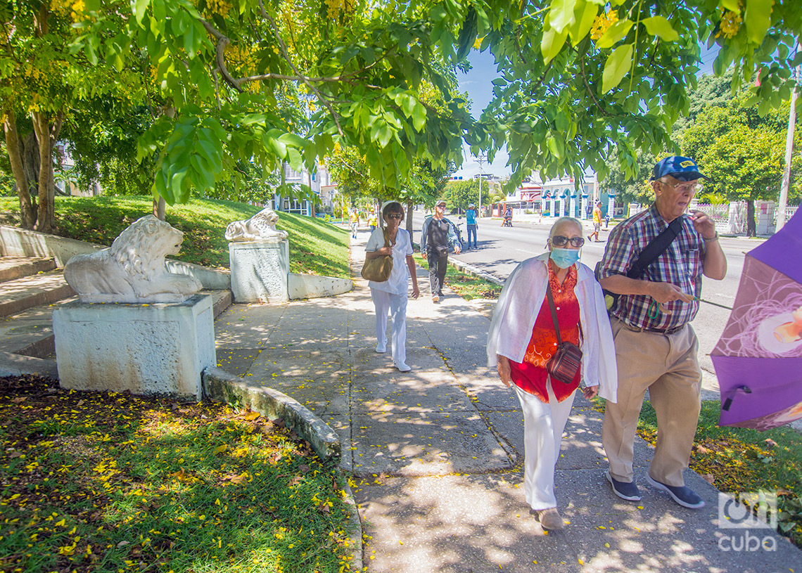 Ancianos en el Vedado, en el municipio Plaza de la Revolución. Foto: Otmaro Rodríguez.