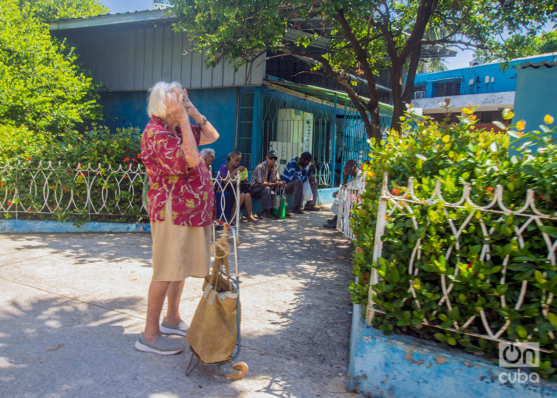 Una anciana en el Vedado, en el municipio Plaza de la Revolución. Foto: Otmaro Rodríguez.