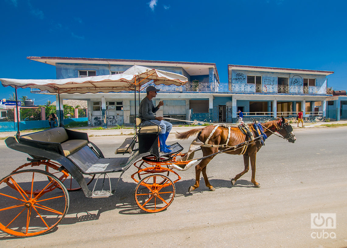 Un coche pasa frente al hotel Marea Blanca abandonado, en la playa de Guanabo. Foto: Otmaro Rodríguez.