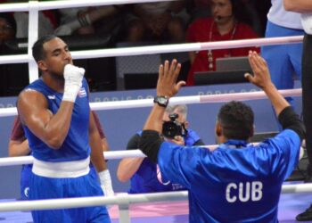 El cubano López ante el uzbeco Turabek Khabibullaev. Foto: Ricardo López Hevia.