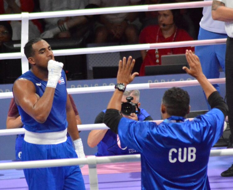 El cubano López ante el uzbeco Turabek Khabibullaev. Foto: Ricardo López Hevia.