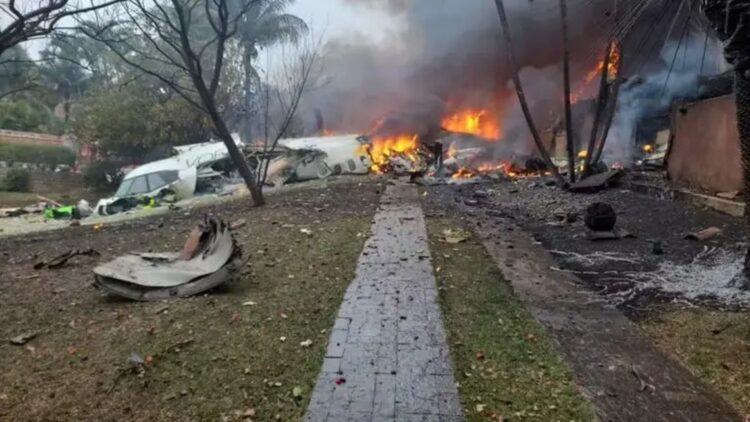 Avión de la aerolínea Voepass con 62 personas a bordo se desplomó este viernes en Brasil Foto: canal Telesur