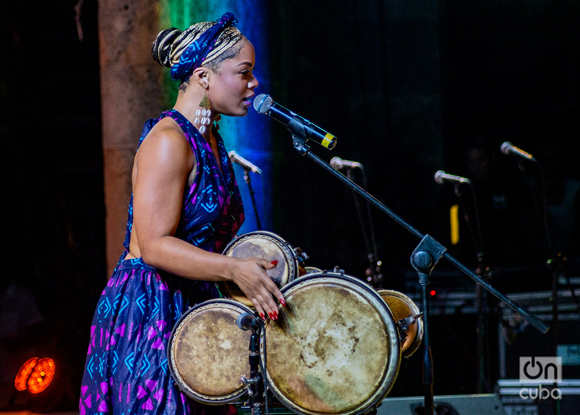 La percusionista y cantante Brenda Navarrete durante un espectáculo en el Anfiteatro de La Habana Vieja, el 21 de agosto de 2024. Foto: Otmaro Rodríguez.