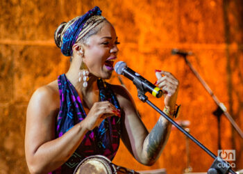 La percusionista y cantante Brenda Navarrete durante un espectáculo en el Anfiteatro de La Habana Vieja, el 21 de agosto de 2024. Foto: Otmaro Rodríguez.