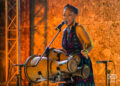 La percusionista y cantante Brenda Navarrete durante un espectáculo en el Anfiteatro de La Habana Vieja, el 21 de agosto de 2024. Foto: Otmaro Rodríguez.