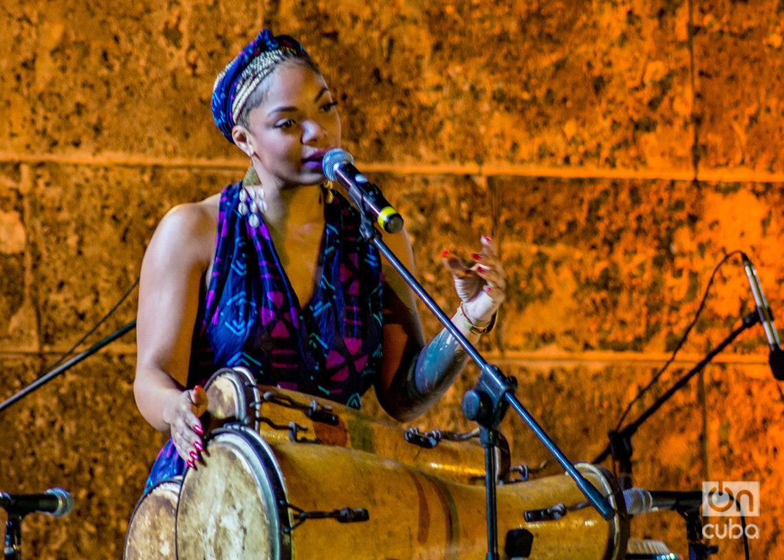 La percusionista y cantante Brenda Navarrete durante un espectáculo en el Anfiteatro de La Habana Vieja, el 21 de agosto de 2024. Foto: Otmaro Rodríguez.