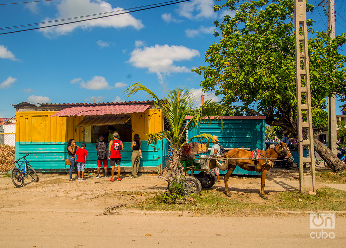 Guarapera en la playa Guanabo. Foto: Otmaro Rodríguez.