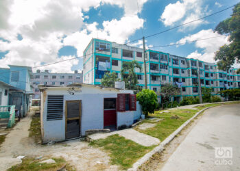 Una vivienda humilde delante de unos edificios en el barrio de La Timba, en La Habana. Foto: Otmaro Rodríguez.