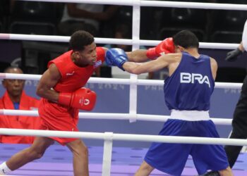 Alejandro Claro (izquierda) no pudo repetir el resultado de su primera pelea en Paris y quedó eliminado de la lucha por las medallas. Foto: Roberto Morejón.