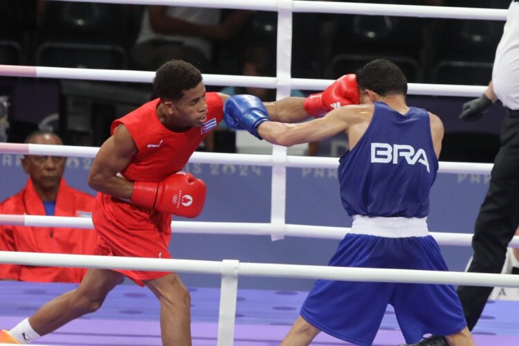 Alejandro Claro (izquierda) no pudo repetir el resultado de su primera pelea en Paris y quedó eliminado de la lucha por las medallas. Foto: Roberto Morejón.