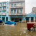 Un auto y dos bicitaxis transitan por la zona de Cuatro Caminos, en La Habana, sitio inundado por las lluvias de la tormenta Debby, el 4 de agosto de 2024. Foto: Otmaro Rodríguez.