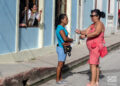 Mujeres en una calle de Cuba. Foto: Kaloian Santos Cabrera.