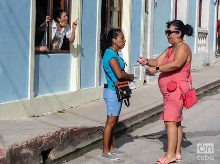 Mujeres en una calle de Cuba. Foto: Kaloian Santos Cabrera.