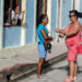 Mujeres en una calle de Cuba. Foto: Kaloian Santos Cabrera.