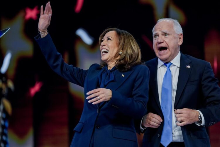 Kamala Harris y Tim Walz durante la Convención Nacional Demócrata. Foto: EFE/EPA/WILL OLIVER.