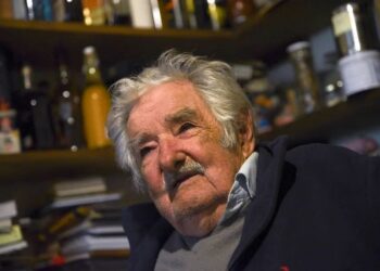 El expresidente de Uruguay José Mujica habla durante una entrevista con EFE, el pasado 22 de abril de 2024. Foto. Sofía Torres EFE