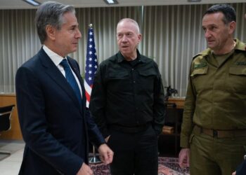 El ministro de Defensa israelí, Yoav Gallant (c), durante una reunión con el secretario de Estado estadounidense, Antony Blinken (i). Foto: Ministerio de Defensa de Israel / EFE.