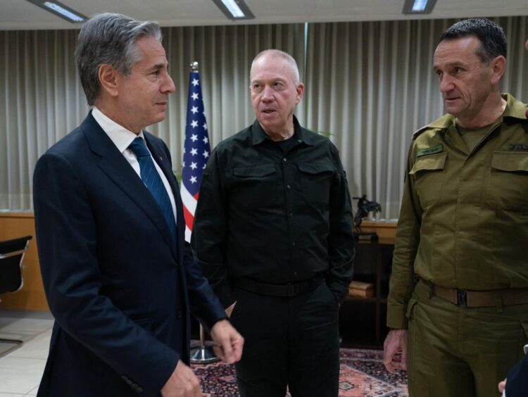 El ministro de Defensa israelí, Yoav Gallant (c), durante una reunión con el secretario de Estado estadounidense, Antony Blinken (i). Foto: Ministerio de Defensa de Israel / EFE.