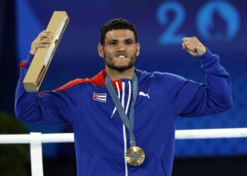 Erislandy Alvarez celebra durante la premiación de los 63.5 kilogramos del boxeo en los Juegos Olímpicos de París, donde conquistó la medalla de oro. Foto: Yoan Valat/EFE.