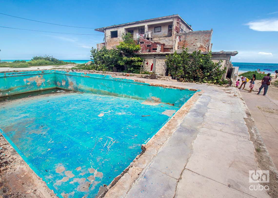 Piscina y antigua escuela en mal estado, ahora vive una familia en el lugar. Foto: Otmaro Rodríguez.