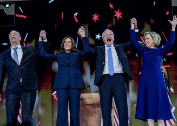 Candidata Kamala Harris, su esposo, Doug Emhoff (I), el gobernador y candidato a vicepresidente Tim Walz (2-D) y su esposa, Gwen Walz (D) después del discurso de Harris el 22 de agosto de 2024. Foto: EFE/EPA/WILL OLIVER.