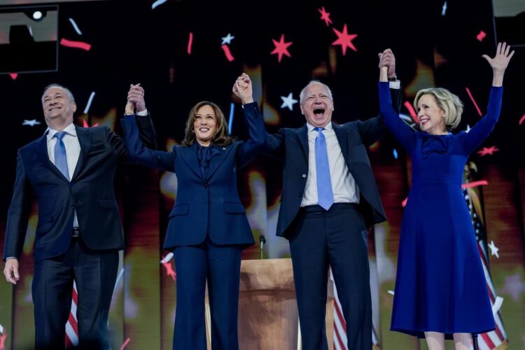 Candidata Kamala Harris, su esposo, Doug Emhoff (I), el gobernador y candidato a vicepresidente Tim Walz (2-D) y su esposa, Gwen Walz (D) después del discurso de Harris el 22 de agosto de 2024. Foto: EFE/EPA/WILL OLIVER.