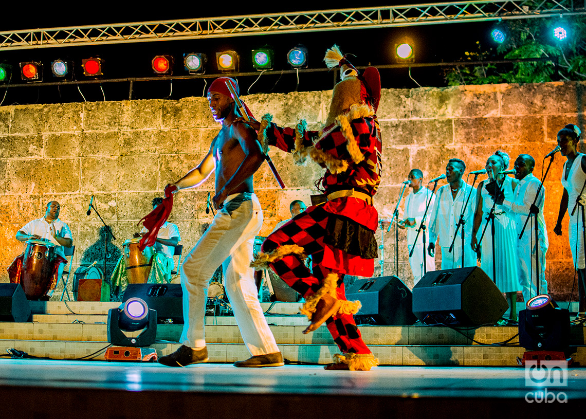 Actuación de la Agrupación Folklórica Iyerosun durante un espectáculo en el Anfiteatro de La Habana Vieja, el 21 de agosto de 2024. Foto: Otmaro Rodríguez.