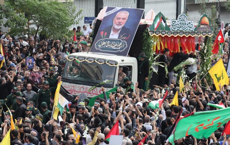Multitud de personas alrededor del camión que transportaba los ataúdes del difunto líder político de Hamás, Ismail Haniyeh, y su guardaespaldas, durante una procesión fúnebre en Teherán, Irán, el 1 de agosto de 2024. Foto: Abedin Taherkenareh / EFE.