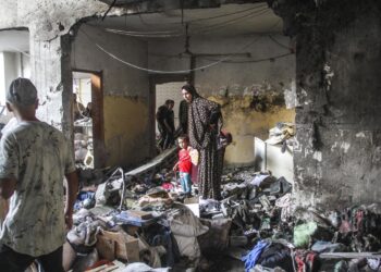 Refugiados palestinos inspeccionan el daño causado por un bombardeo aéreo de Israel sobre la escuela Al-Taba'een, en el barrio de Daraj Tuffah, Gaza, el 10 de agosto de 2024. Foto: EFE/EPA/MAHMOUD ZAKI.