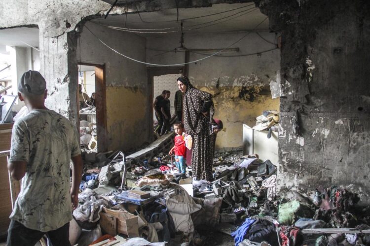 Refugiados palestinos inspeccionan el daño causado por un bombardeo aéreo de Israel sobre la escuela Al-Taba'een, en el barrio de Daraj Tuffah, Gaza, el 10 de agosto de 2024. Foto: EFE/EPA/MAHMOUD ZAKI.