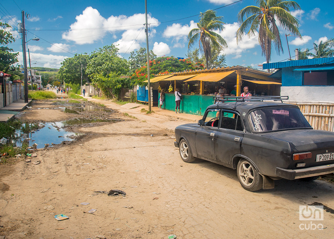 Mercado en una de las calles de Guanabo. Foto: Otmaro Rodríguez.